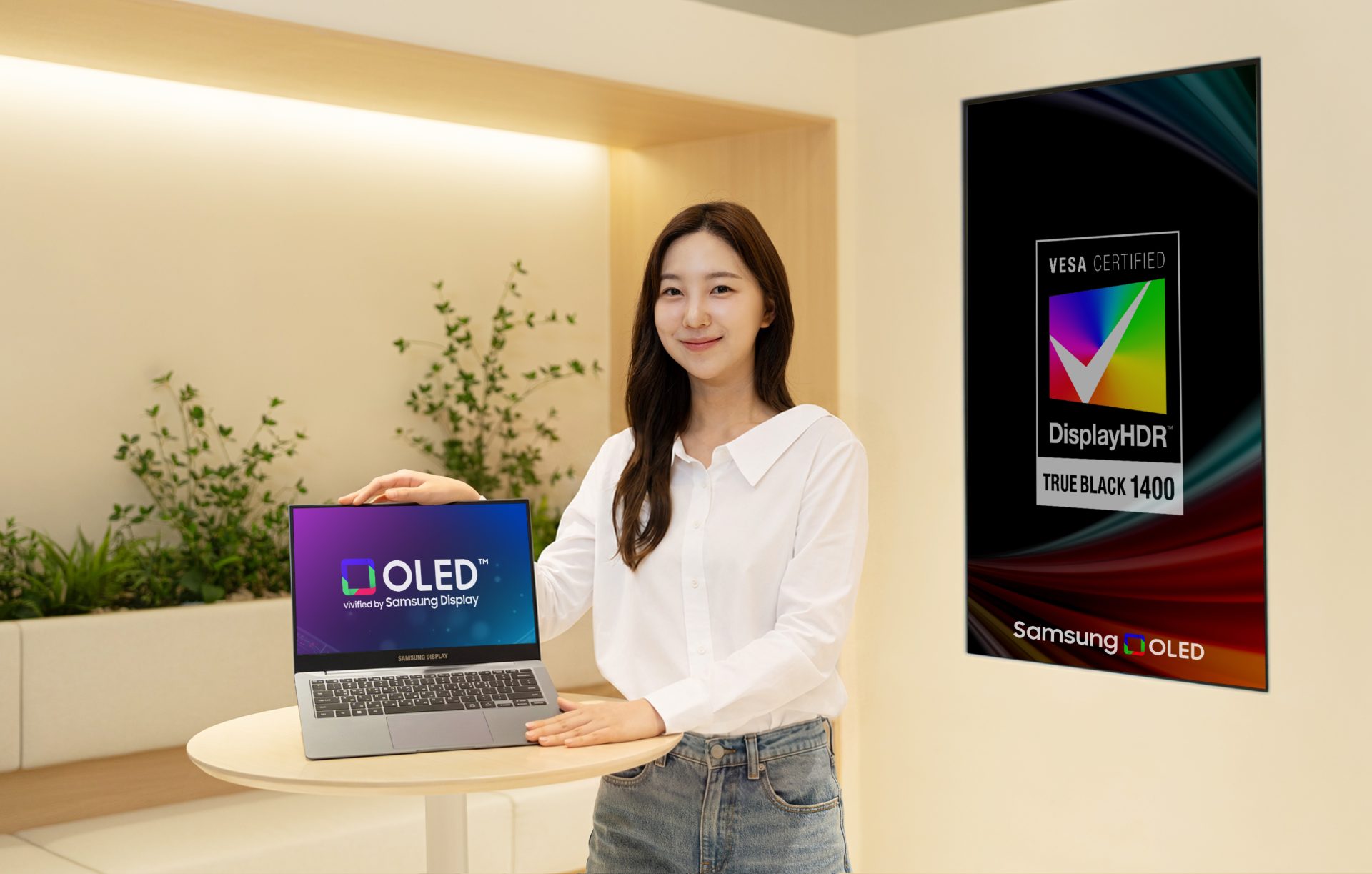 Samsung DisplayHDR True Black 1400 OLED: 1,600-Nit Tandem Panels Redefine Laptop Brightness